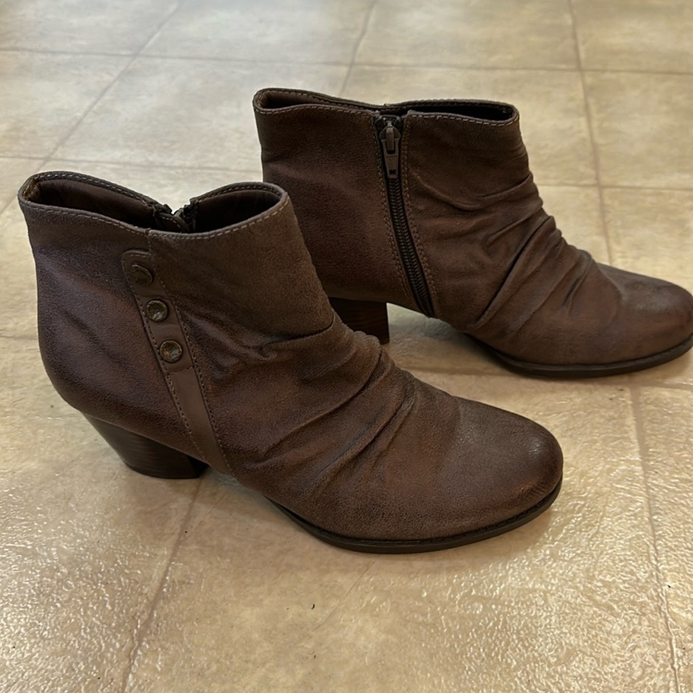 Like New Bare Traps Brown Booties